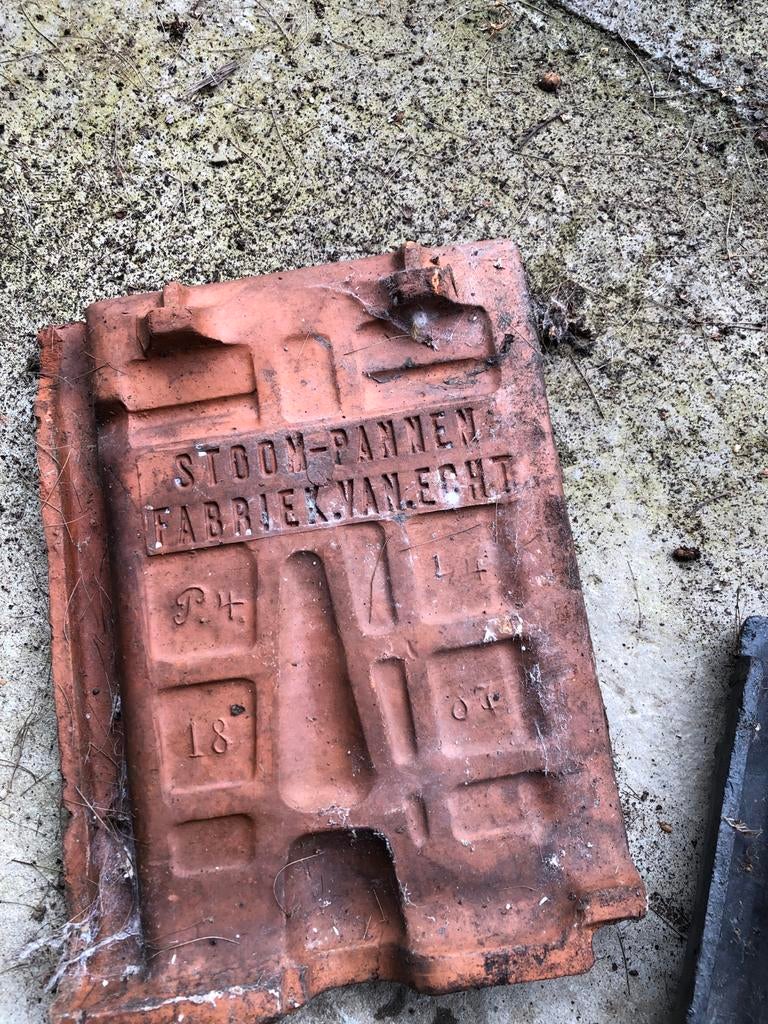 Oude kruispannen, roodbruin en blauw, Gebruikt, Steen of Klei, Ophalen of Verzenden, Minder dan 5 m²