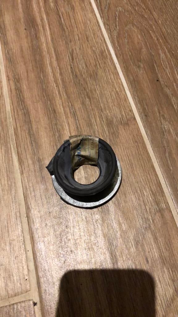 NOS Volvo onderlegring veer, Ophalen of Verzenden, Nieuw, Volvo