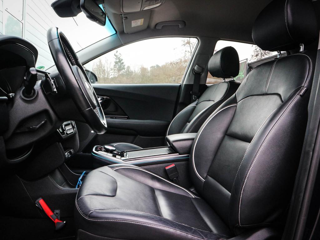 Kia e-Niro ExecutiveLine 64 kWh | Clima | Cruise | Navi | Le, Gebruikt, Zwart, 1712 kg, Blauw