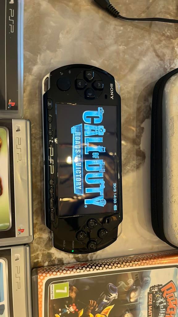 PSP-3004 PB slim en lite, Spelcomputers en Games, Spelcomputers | Sony PSP, Ophalen, Zwart