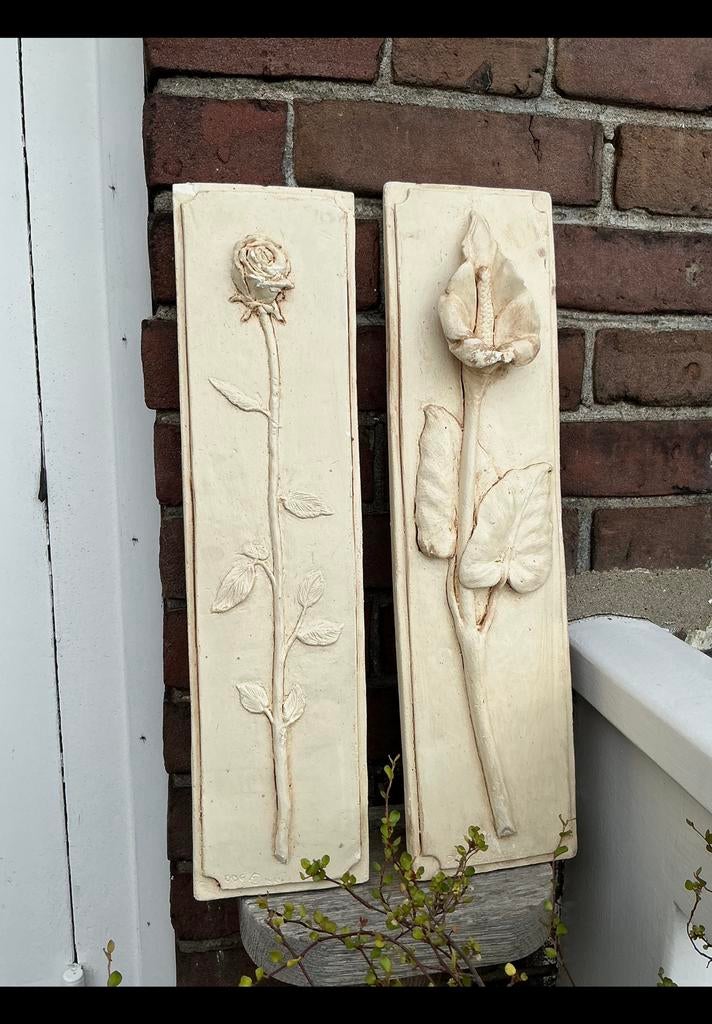 Twee muurhangers v gips met aronskelk en roos. Muurdecoratie, Ophalen of Verzenden, Zo goed als nieuw