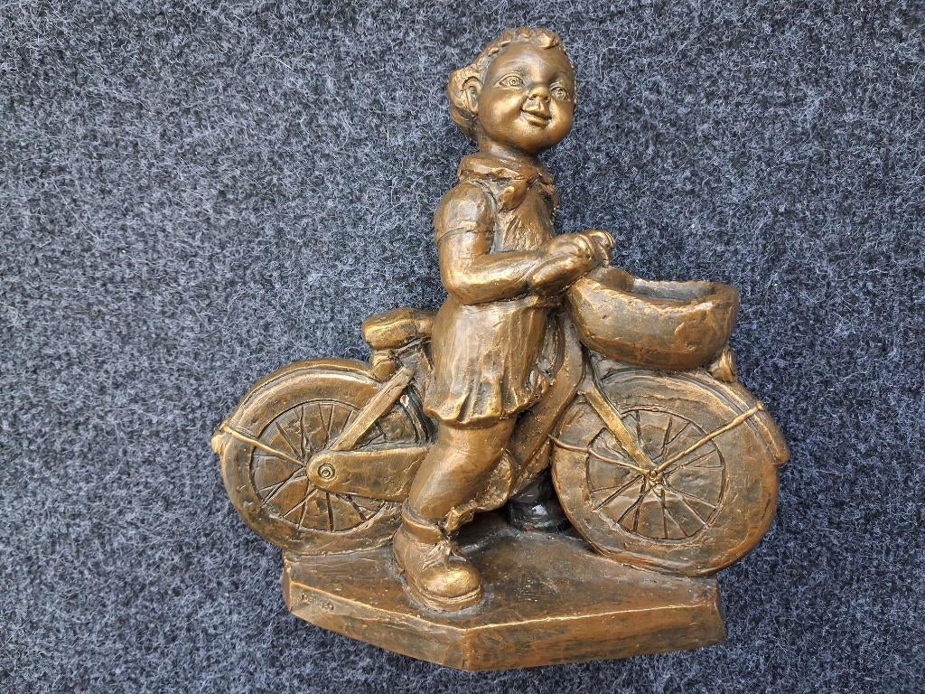 Bronzen sculptuur kind op fiets, Ophalen, Brons