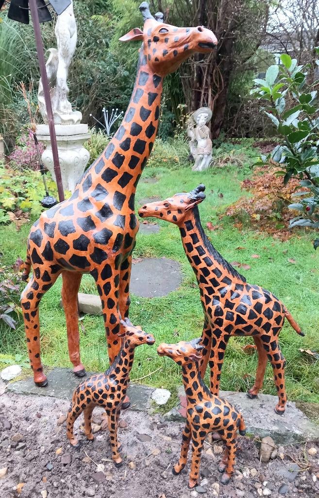 Vier Giraffen beelden van leder, Ophalen