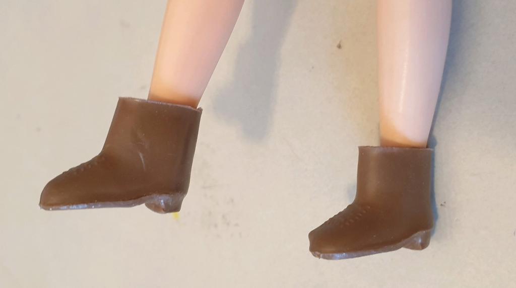 (Barbie)Skipper hong kong laarsjes flexible zie omschrijving, Verzamelen, Poppen, Ophalen of Verzenden, Gebruikt, Accessoires