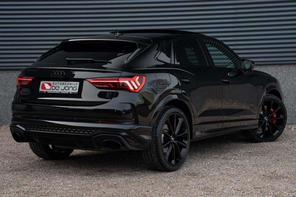 Audi RS Q3 Sportback 2.5 TFSI Quattro 400PK | Pano | Trekhaa, Auto's, Audi, 12 maanden, Gebruikt, Zwart, Bedrijf
