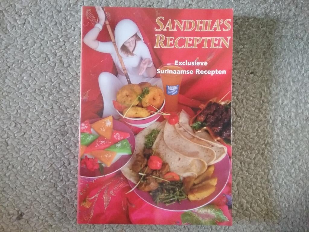 Sandhia's recepten - exclusieve Surinaamse recepten (2001), Zo goed als nieuw, Overige gebieden, Tapas, Hapjes en Dim Sum, Ophalen of Verzenden