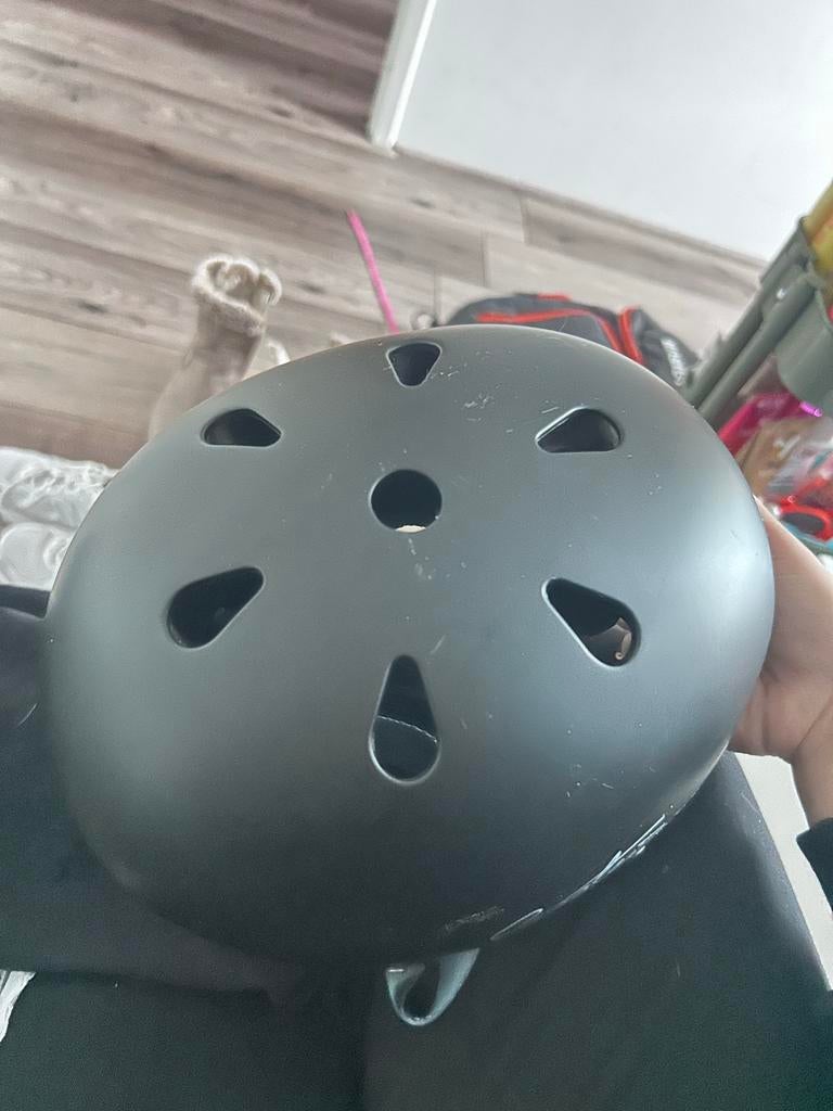 Zwarte skate helm van Slamm Scooters, Sport en Fitness, Skateboarden, Ophalen, Gebruikt, Bescherming