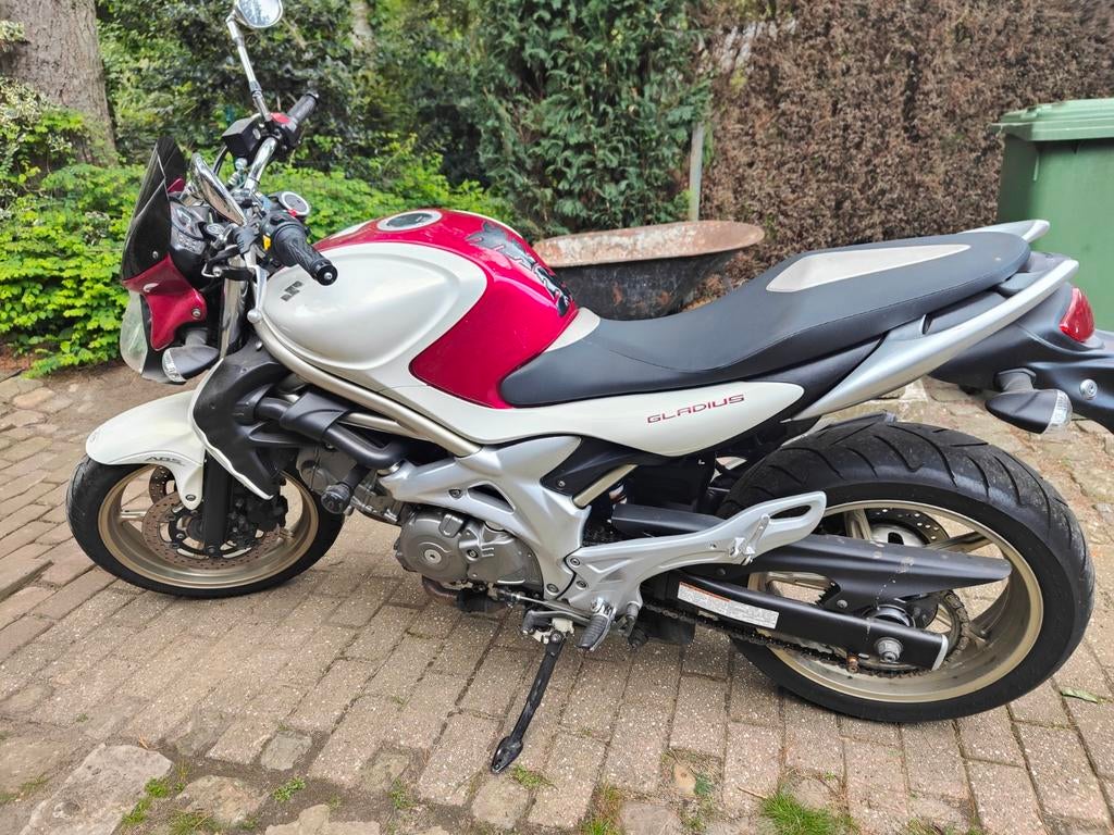 Suzuki SFV650 Gladius - Zeer goed onderhouden met extra's, 2 cilinders, LED Verlichting, Motorrijbewijs A, Particulier