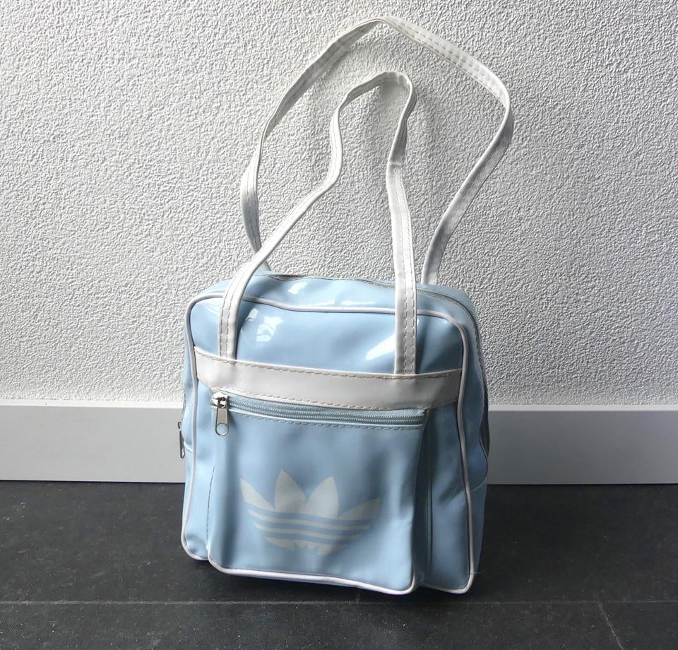 Adidas schoudertasje vintage lichtblauw wit lak schoudertas, Sieraden, Tassen en Uiterlijk, Tassen | Schoudertassen, Ophalen of Verzenden