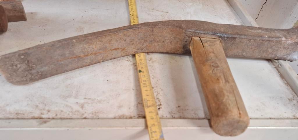 Oude stratenmakershamer met houten handvat, Ophalen, Gebruikt