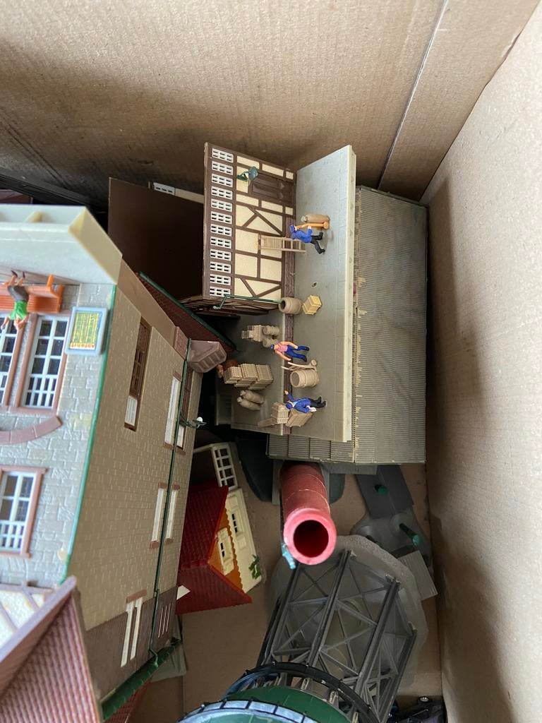 Gratis doos met modelspoor huisjes , fabrieken enz, Gelijkstroom of Wisselstroom, Brug, Tunnel of Gebouw, Zo goed als nieuw, Ophalen