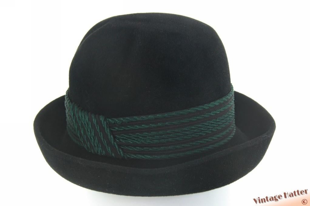 Vintage Dameshoed zwart velour met gestijlde deuken 55 = S, Ophalen of Verzenden, Zo goed als nieuw, 55 cm (S, 6⅞ inch) of minder