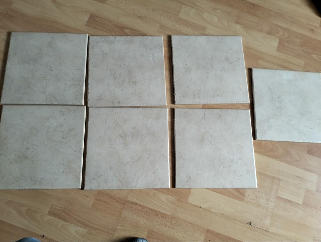 Restant 7 Lichtbeige vloertegels met marmerlook 29,5x29,5 cm, Ophalen, Keramiek, Nieuw, 20 tot 40 cm