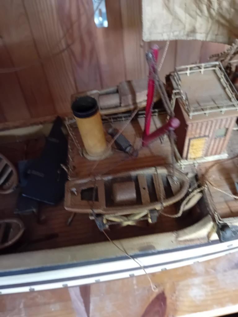 Gedetailleerd scheepsmodel met zeilen en roeiboten, Ophalen