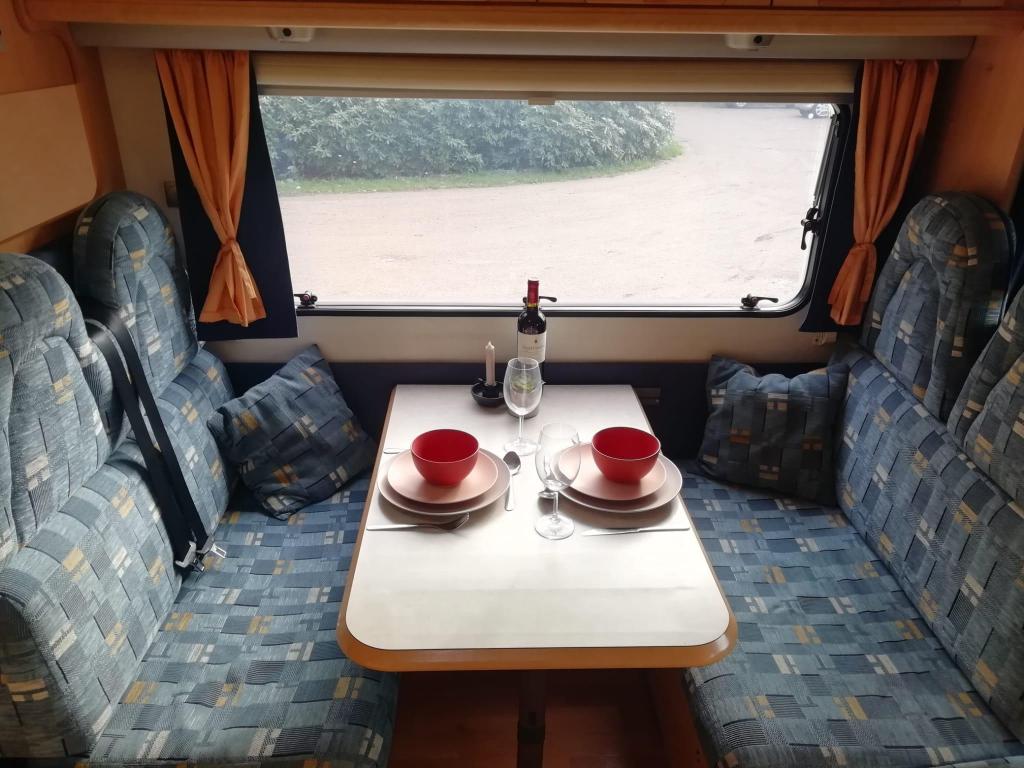 Compacte Adria Coral 573 DS met dak airco en zonnepaneel !!!, Ringverwarming, Treinzit, Bedrijf, Adria