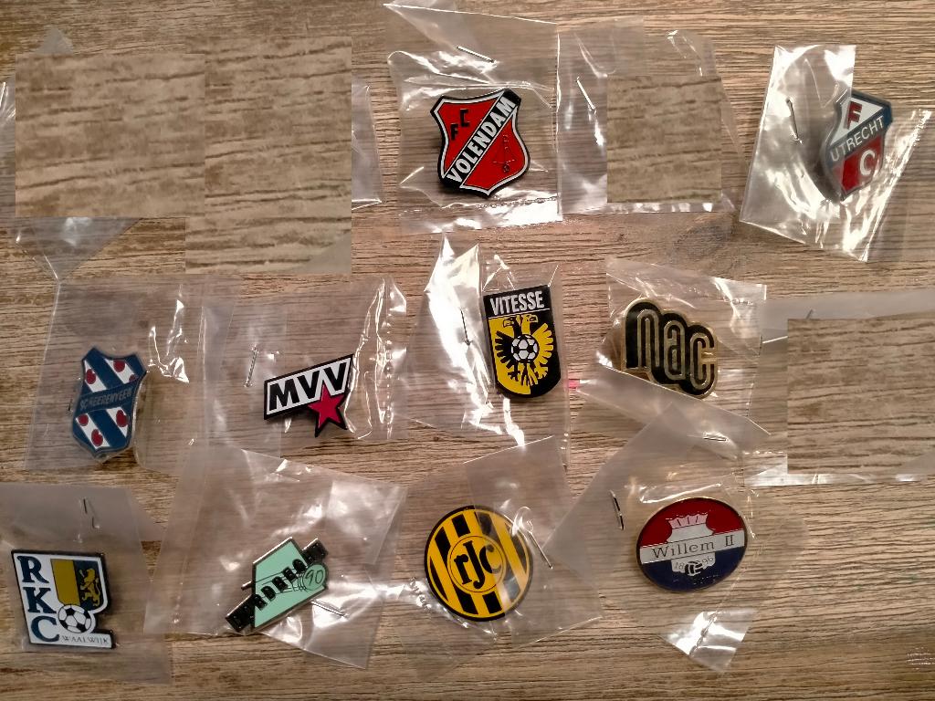 Roda JC Vitesse RKC MVV NAC FC Utrecht Willem 2 voetbal pins, Ophalen of Verzenden, Zo goed als nieuw, Sport