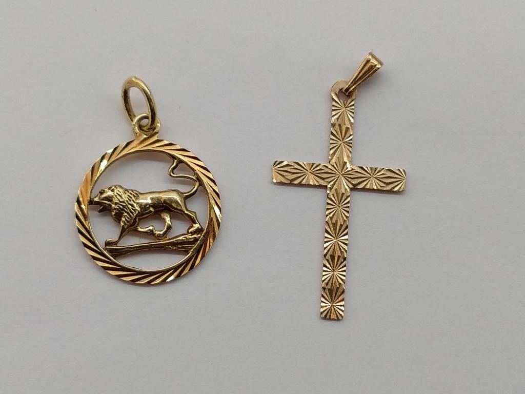 gouden kruis hanger, gouden leeuw hanger., Ophalen of Verzenden, Zo goed als nieuw, Kruis of Symbool, Goud