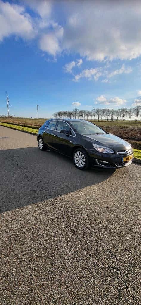 Opel Astra j 1.4 Turbo Ecotec 103KW 5-D 2013 Zwart, Auto's, Opel, Voorwielaandrijving, 4 cilinders, Leder en Stof, Zwart