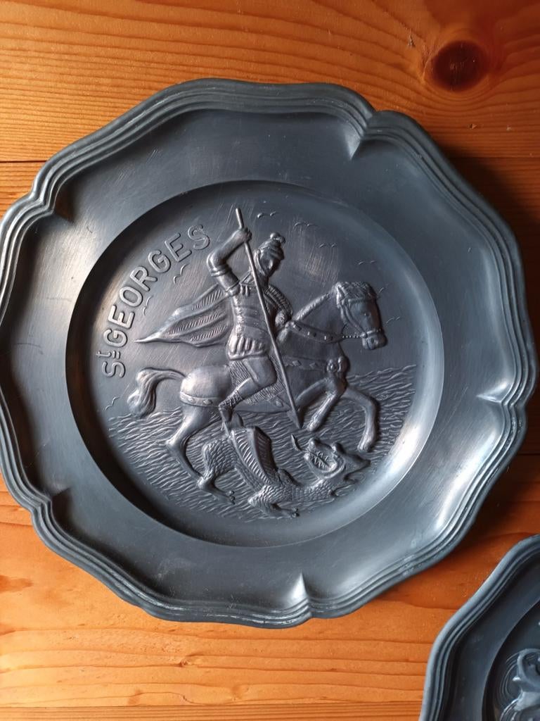 Set van 6 decoratieve tinnen bordjes - diverse motieven, Antiek en Kunst, Antiek | Tin, Ophalen of Verzenden