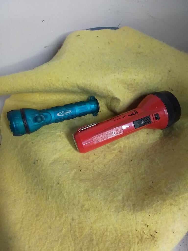 3219) 2 mooie zaklampen  1x Philips  1x Gelert, Ophalen of Verzenden, Batterij