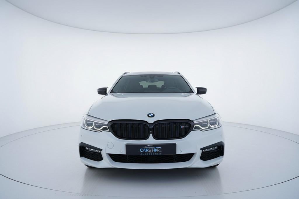 BMW 5-serie Touring 540i xDrive High Executive M SPORT PANO, Auto's, BMW, Gebruikt, Euro 6, Lichtsensor, 2000 kg