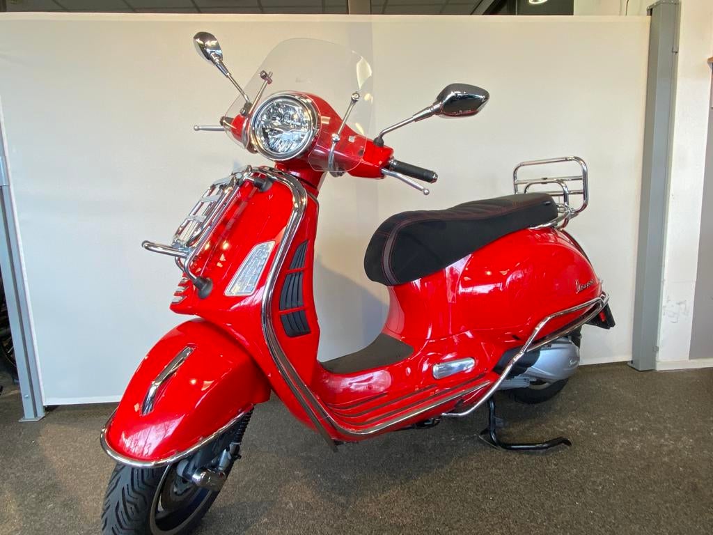 Vespa GTS 300 HPE van 8-2024 met 1531km