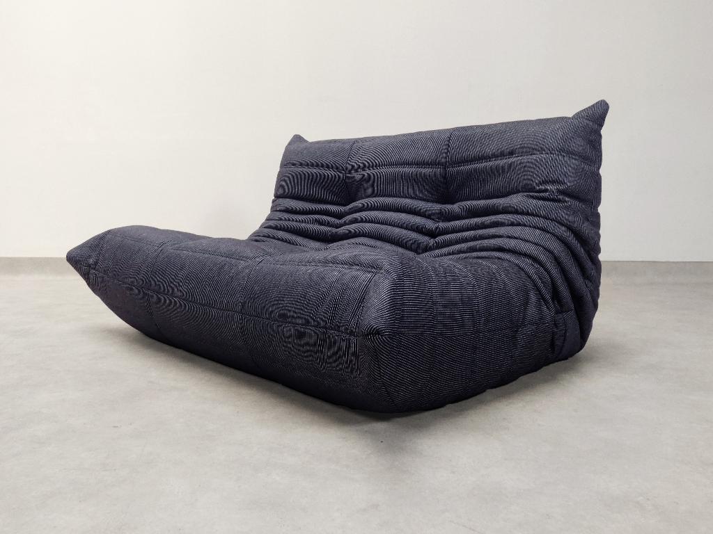 Ligne Roset Togo set - 2 seater - blue pinstripe fabric, Huis en Inrichting, Banken | Sofa's en Chaises Longues, Tweepersoons