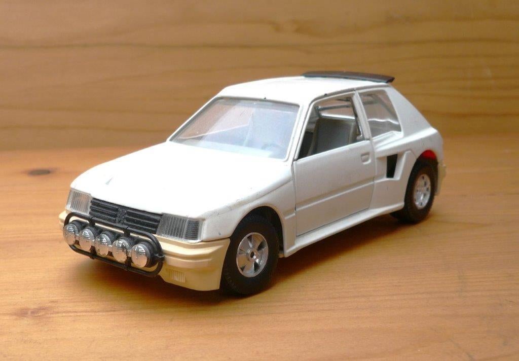 BBURAGO 0106 PEUGEOT 205 TURBO 16 RALLYE 1/25., Ophalen of Verzenden, Gebruikt, Auto, Bburago