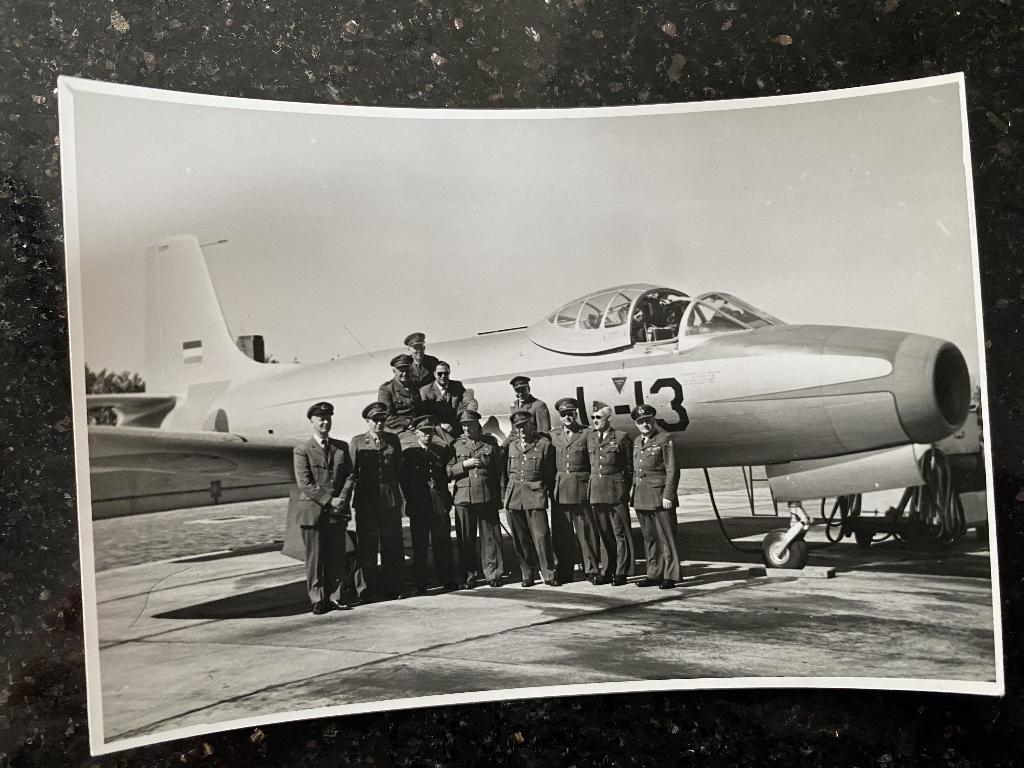 2 foto’s Fokker S-14 vliegbasis Leeuwarden in 1959., Verzamelen, Ophalen of Verzenden, Zo goed als nieuw, Kaart, Foto of Prent
