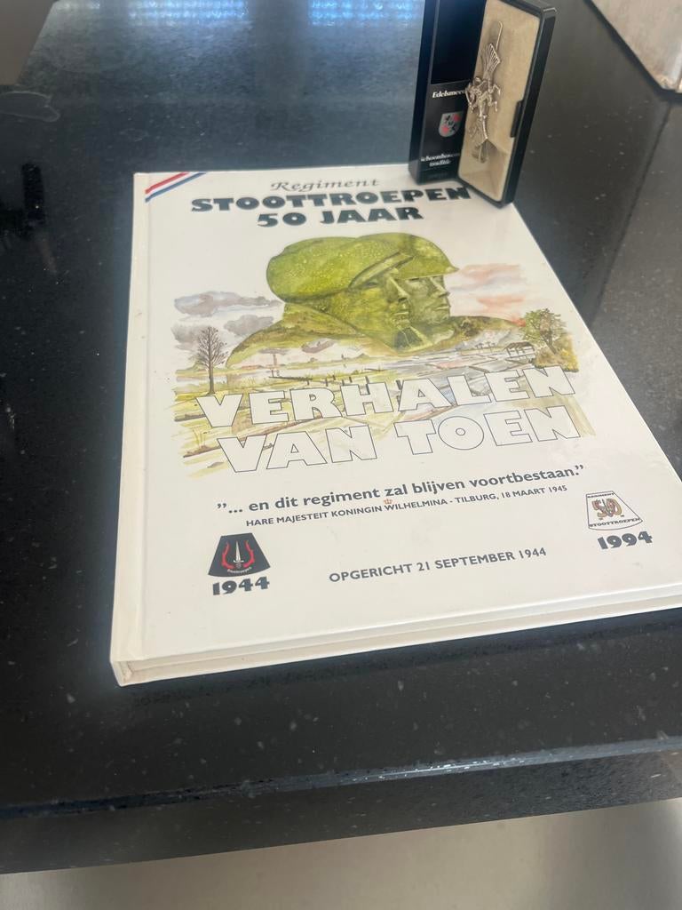 Stootroepen 50 Jaar Boek + zilv. Stropdas Clip Certificaat, Ophalen of Verzenden, 1945 tot heden, Zo goed als nieuw, Landmacht