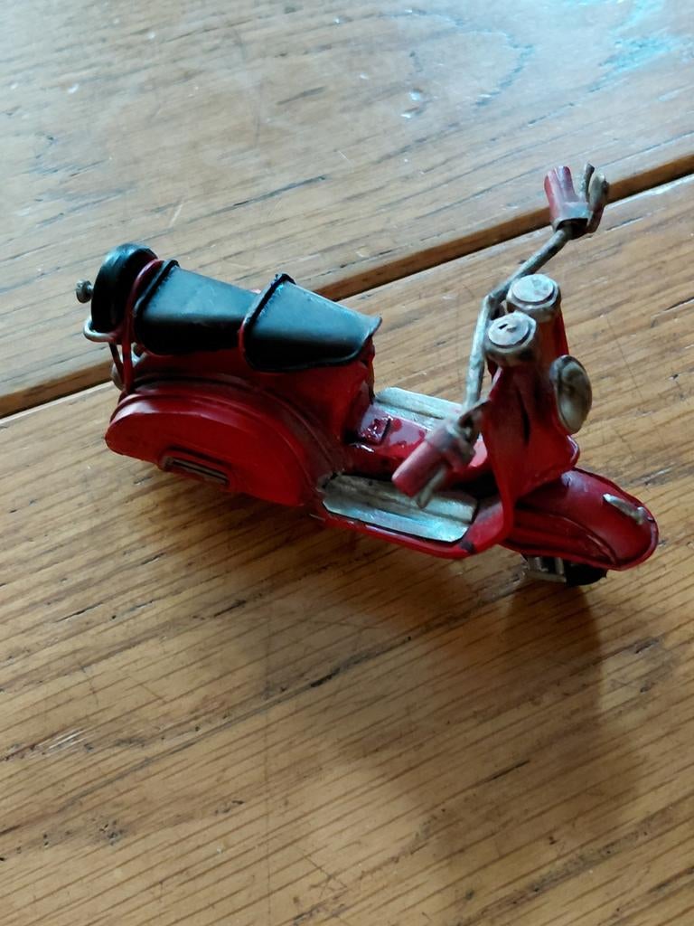Blikken vintage scooter 1.12 voor poppenhuis, Verzamelen, Poppenhuizen en Toebehoren, Ophalen of Verzenden, Nieuw, Poppenhuis
