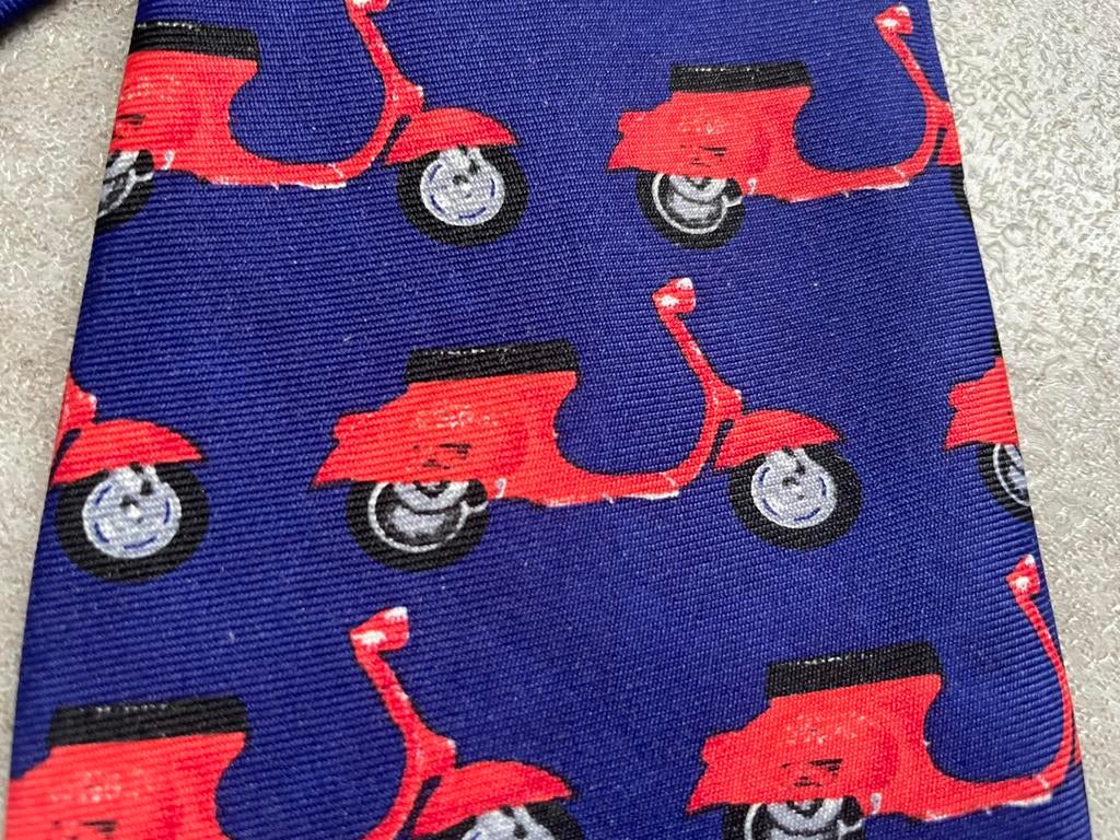 stropdas met heel veel Vespa scooters, super mooi!, Ophalen of Verzenden, Nieuw, Paars, Met patroon