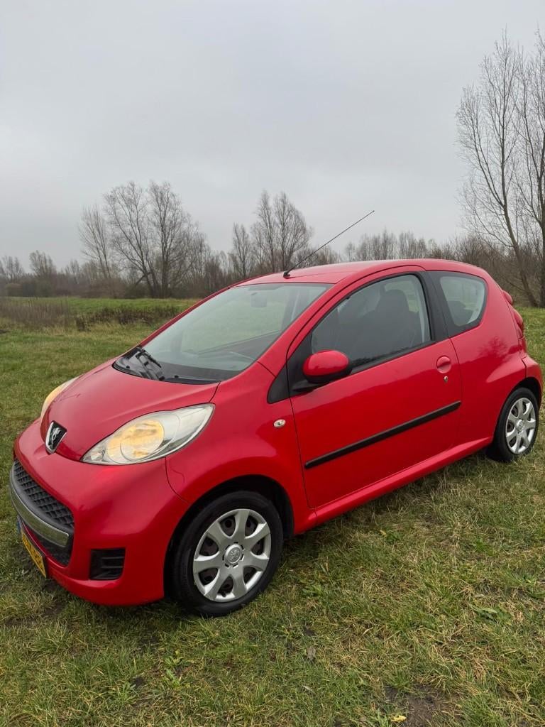 Peugeot 107 1.0 12V E-vti 68PK 3DR 2011 Rood, Auto's, Peugeot, Voorwielaandrijving, Euro 5, Stof, Zwart