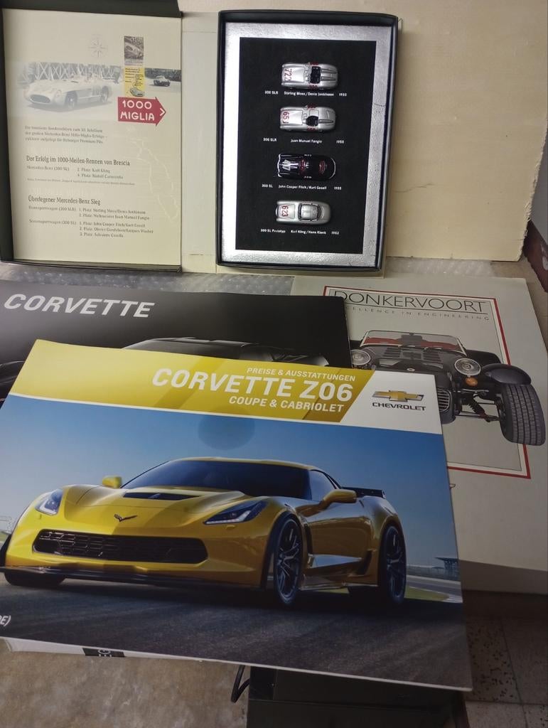 Corvette, Donkervoort folders + Mercedes Mille Miglia box, Boeken, Ophalen of Verzenden