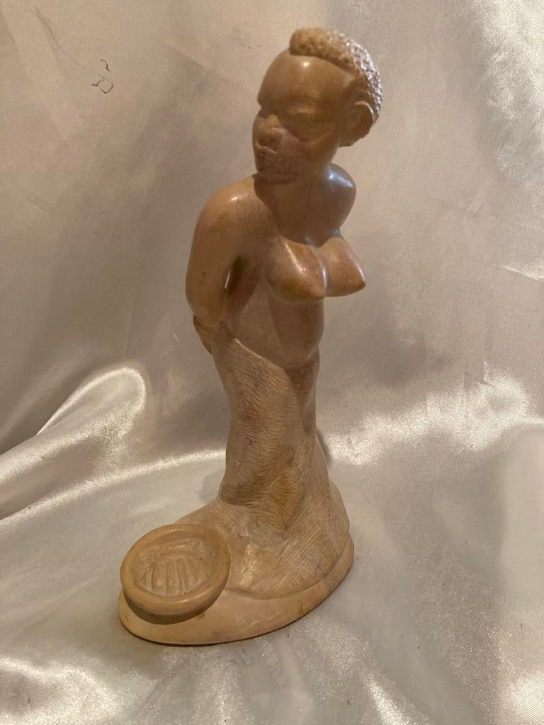 Speksteen sculptuur Afrikaanse vrouw met fruitmand, Ophalen of Verzenden