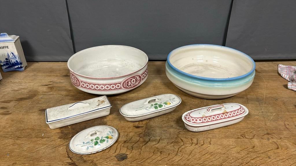 Twee oude lampetstel schalen en bakjes., Antiek en Kunst, Antiek | Keramiek en Aardewerk, Ophalen of Verzenden