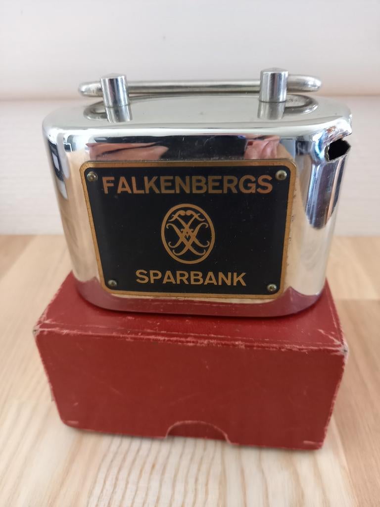 Oude Zweedse spaarpot / spaarbus Falkenbergs Sparbank, Verzamelen, Spaarpotten, Ophalen, Gebruikt, Metaal of Blik, Overige thema's