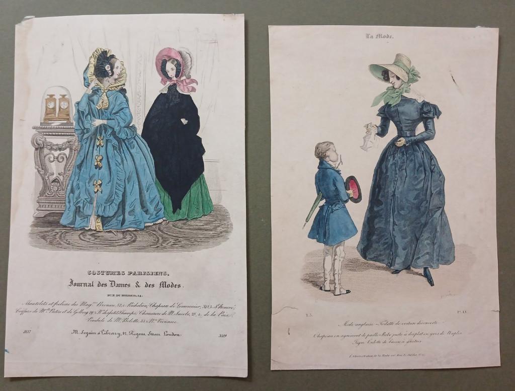 2 oude modeprenten hoeden jurken met wat schade, Verzamelen, Foto's en Prenten, Gebruikt, Prent, Overige onderwerpen, Voor 1940