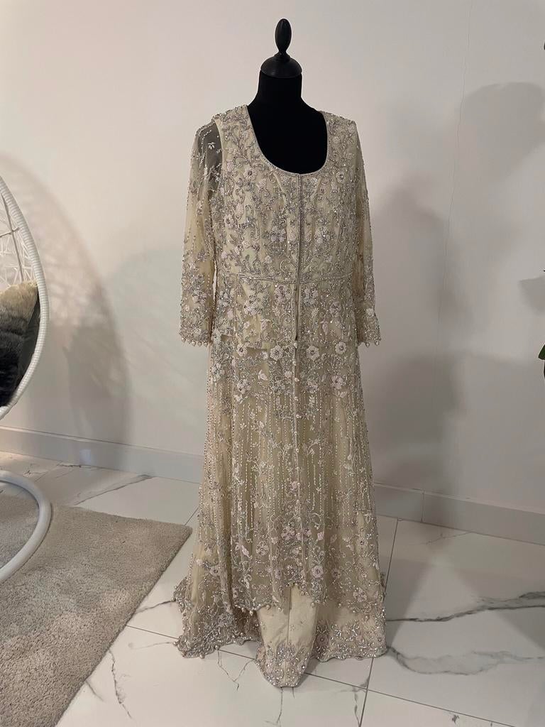 Beige Indiase lehenga met lange overgooier maat 40/42, Ophalen of Verzenden, Zo goed als nieuw, Beige, Trouwjurk