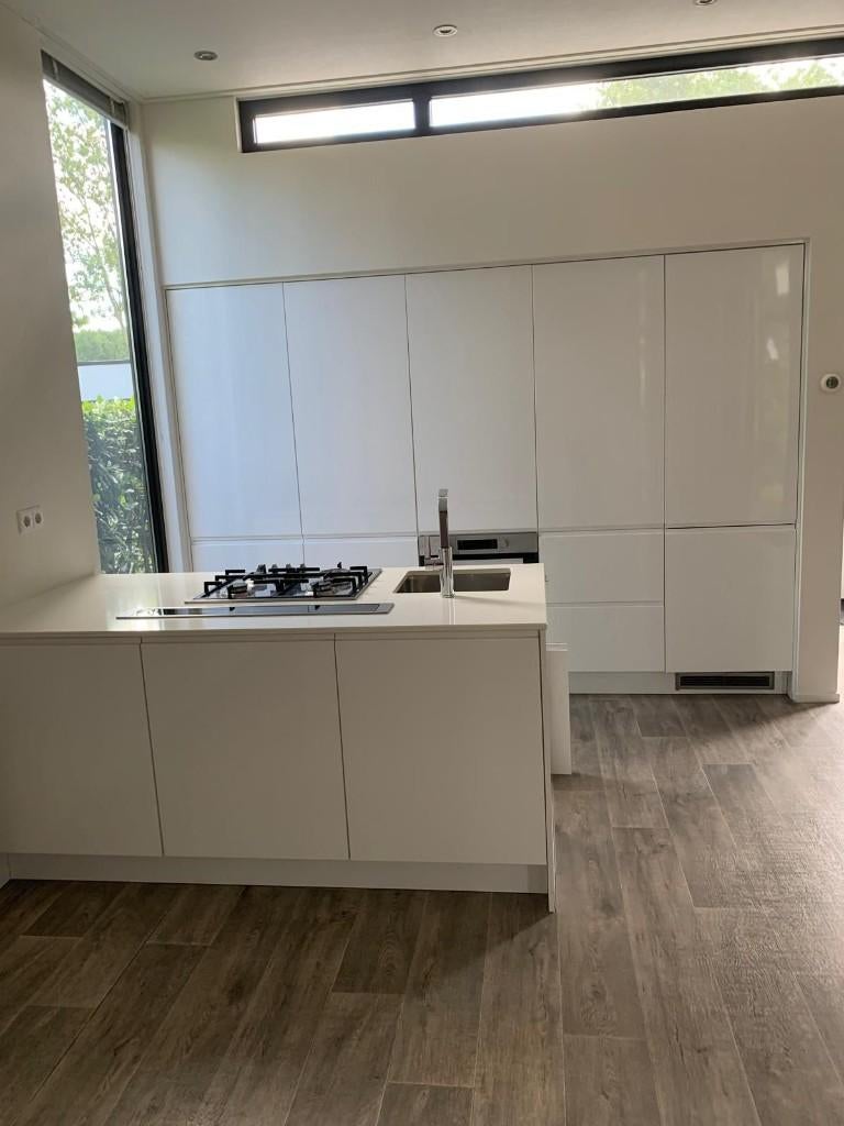 Moderne strakke design hoogglans eilandkeuken GEDEMONTEERD