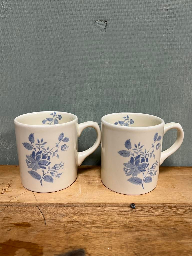 Vintage theemokken Royal Boch ‘fleurs bleues’ set/2, Huis en Inrichting, Keuken | Servies, Zo goed als nieuw, Kop(pen) en/of Schotel(s)
