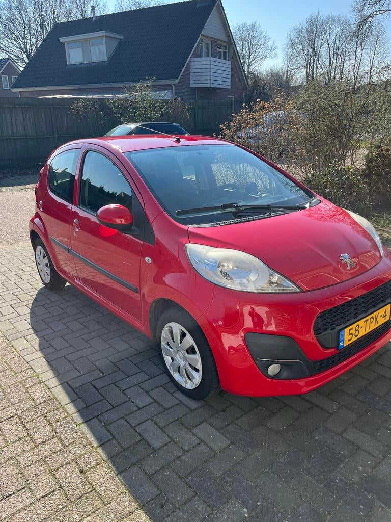 Peugeot 107 1.0 12V 5DR 2012 Rood, Auto's, Peugeot, Voorwielaandrijving, 4 stoelen, Origineel Nederlands, Handgeschakeld