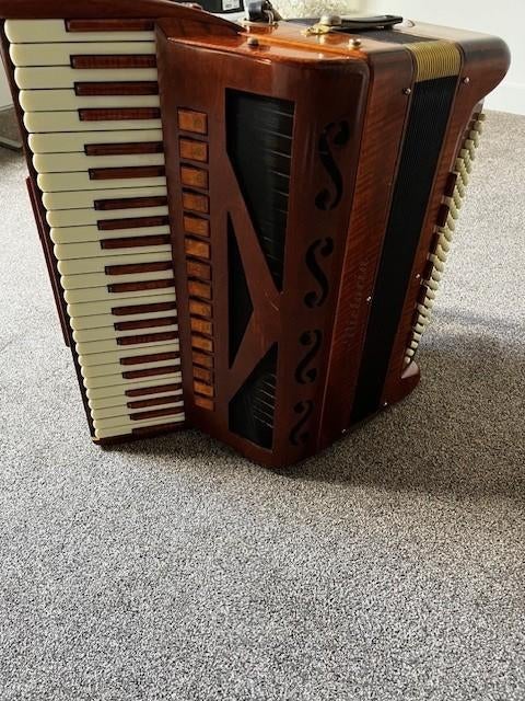 Victoria Poeta 47 (A430P), Muziek en Instrumenten, Gebruikt, Met koffer, Toetsaccordeon, 120-bas