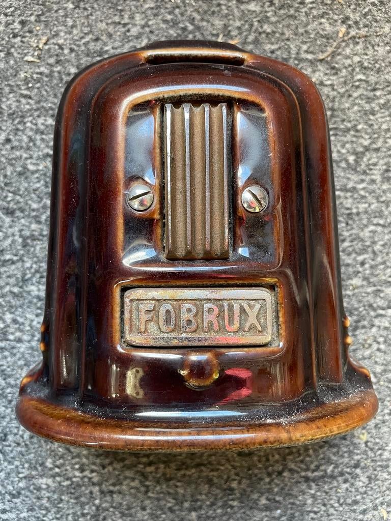 Spaarpot Kacheltje Fobrux van ijzer., Ophalen of Verzenden, Gebruikt, Metaal of Blik, Object of Gebouw