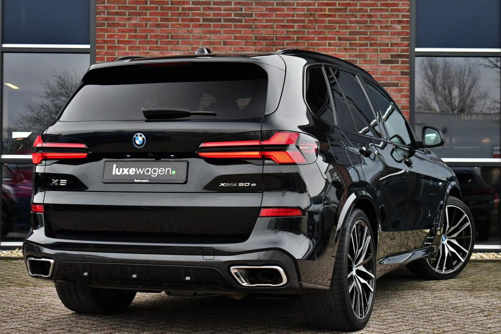 BMW X5 xDrive50e M-Sport Skylounge Comf-stoel ACC 360 HUD H/, 12 maanden, Gebruikt, 2395 kg, Zwart
