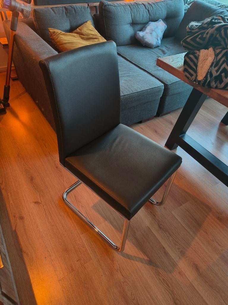 Twee zwarte stoelen met metalen zilveren poten, Huis en Inrichting, Stoelen, Ophalen, Zwart, Twee