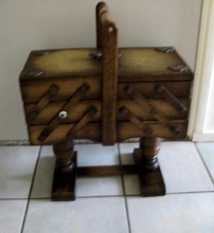 HOUTEN NAAIBOX ,RETRO , UITTREKBAAR , VEEL BERGRUIMTE, Ophalen, Zo goed als nieuw, Overige typen