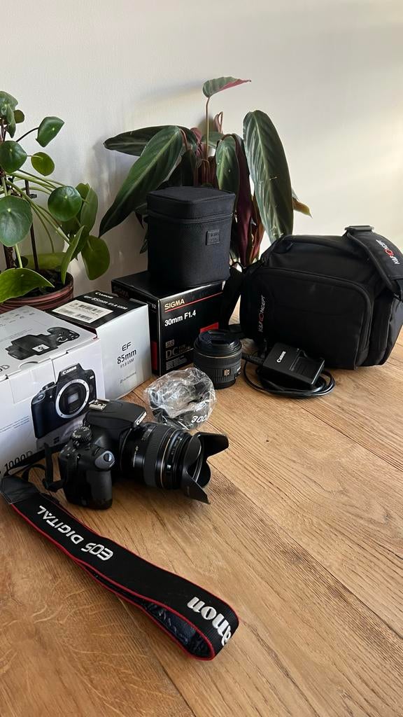 Canon EOS 1000D + Canon 85mm f1.8 + Sigma 30mm f1.4 DC EX, Audio, Tv en Foto, Fotocamera's Digitaal, Gebruikt, Spiegelreflex, Canon