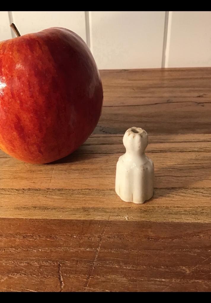 Klein stokoud porseleinen knopje waar een koord doorheen kan, Ophalen of Verzenden