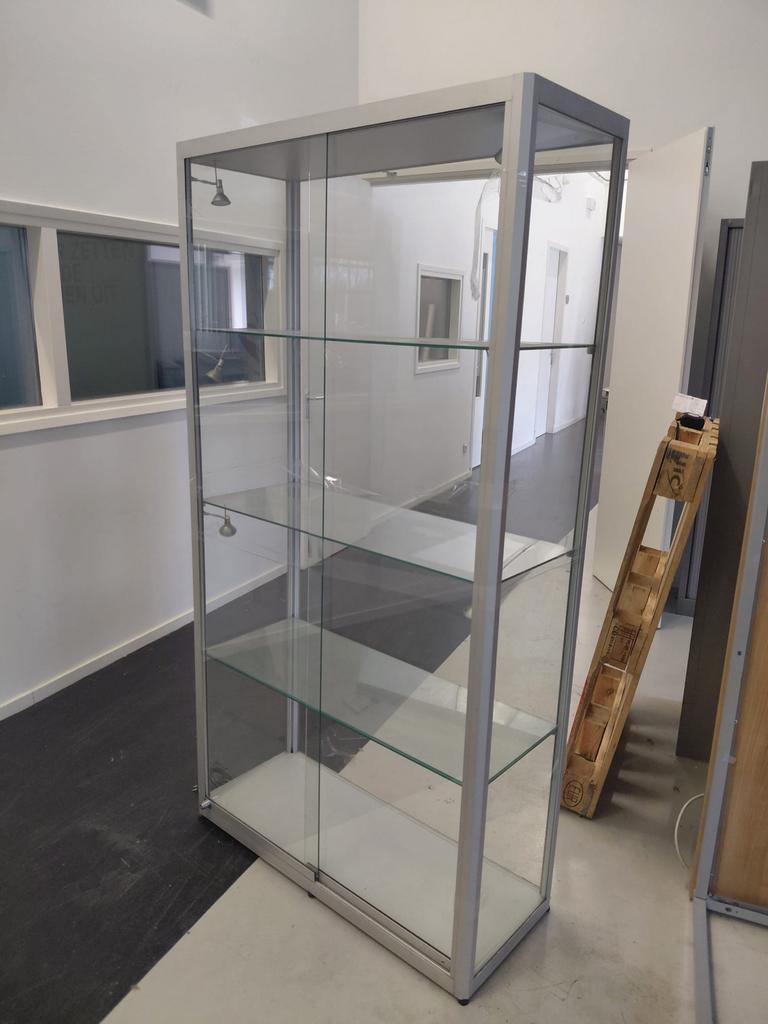 Vitrinekast met 6 spotjes en schuifdeuren, Huis en Inrichting, Kasten | Vitrinekasten, Ophalen, Gebruikt, 50 tot 100 cm, Glas
